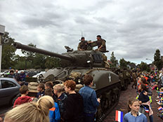 Britse bevrijdingskolonne in Mierlo.